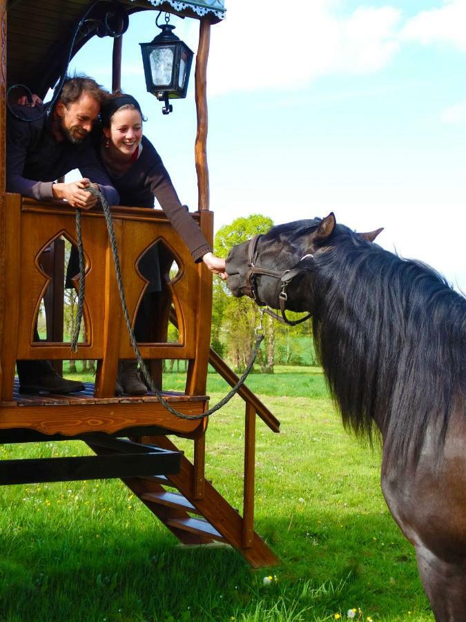 Une Roulotte Et Des Chevaux Treffléan Kültér fotó